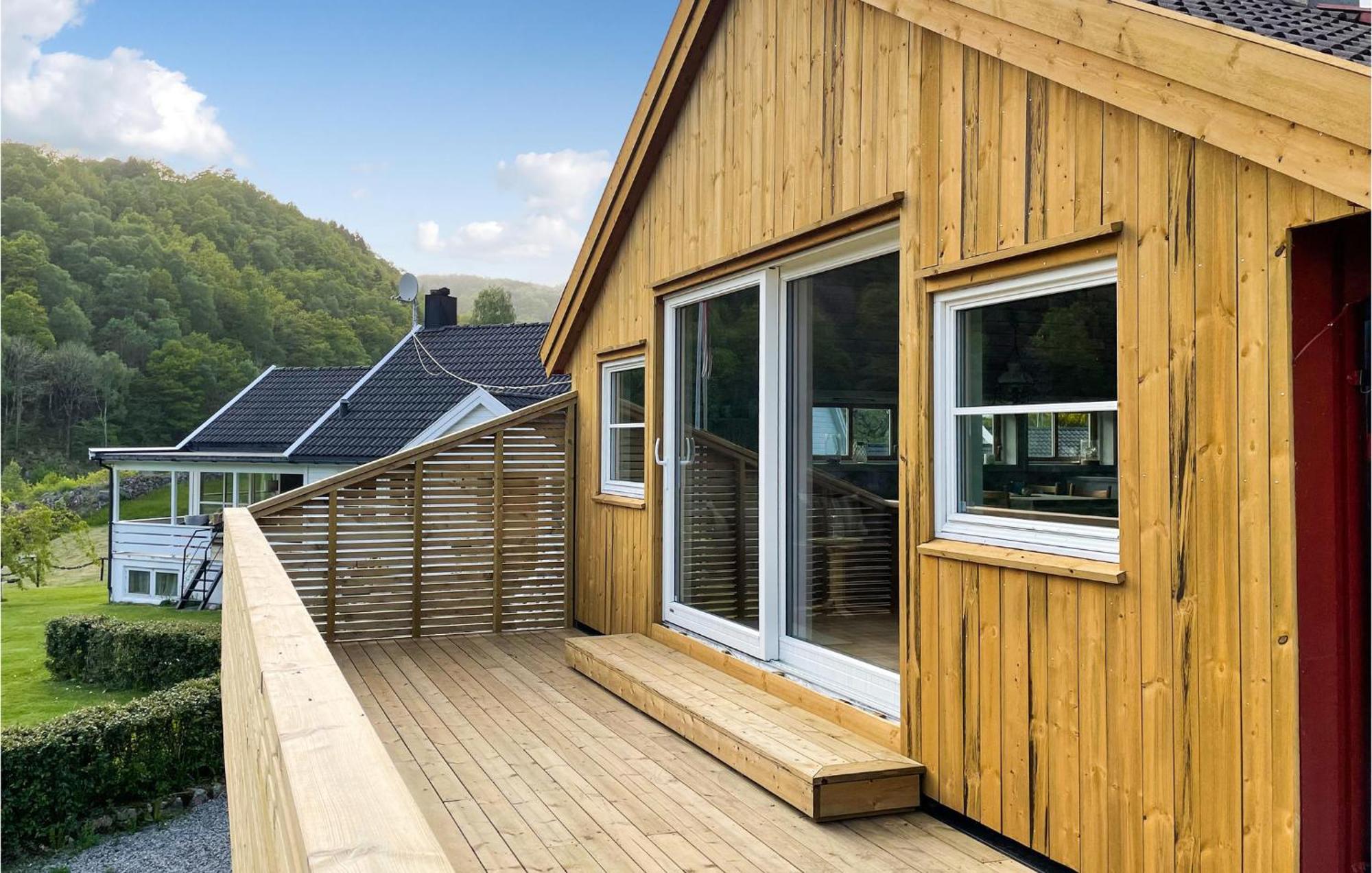 2 Bedroom Stunning Home In Lyngdal Kültér fotó