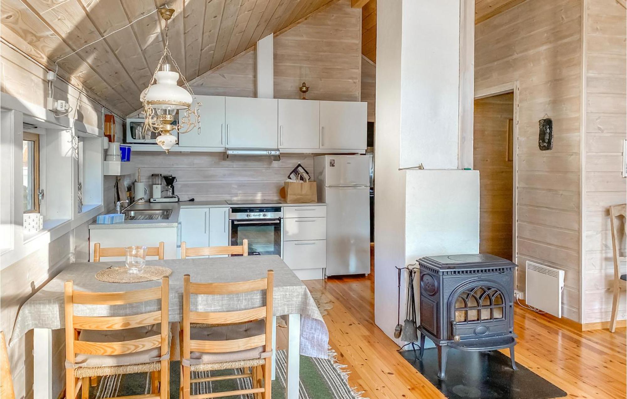 2 Bedroom Stunning Home In Lyngdal Kültér fotó